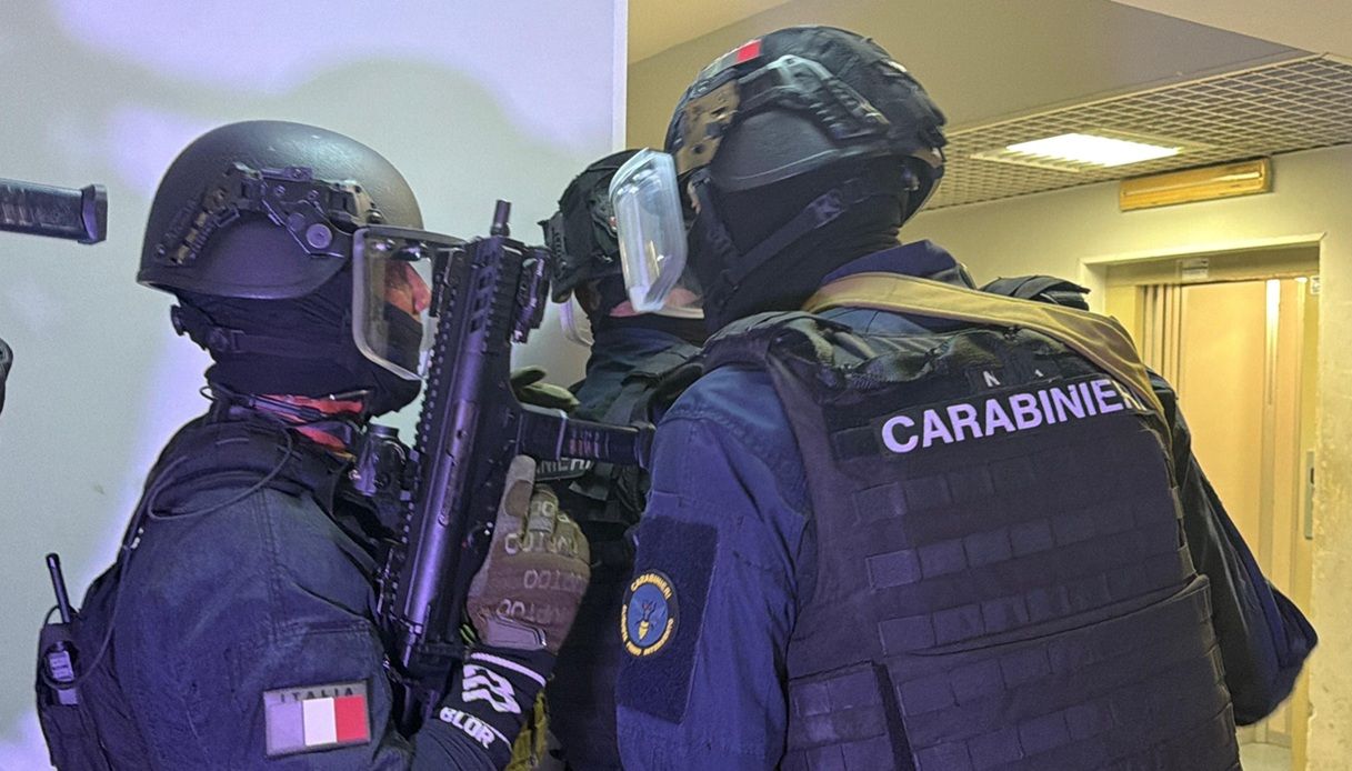 officina trasformata in base della droga sequestrata una micidiale pen gun a velletri il video del blitz da Virgilio.it officina trasformata in base della droga sequestrata una micidiale pen gun a velletri il video del blitz