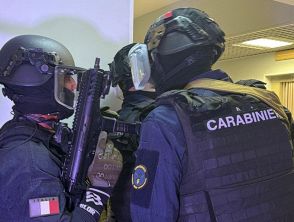Officina trasformata in base della droga, sequestrata una micidiale “pen gun” a Velletri: il video del blitz