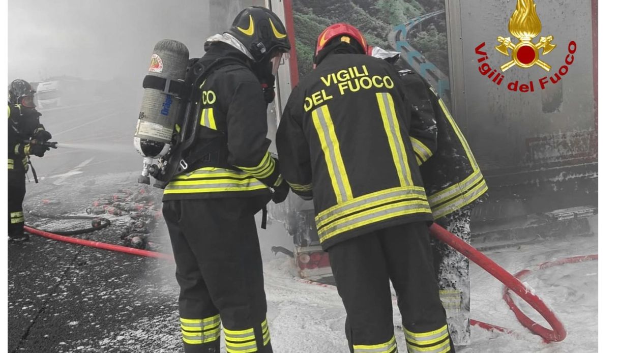 esplosione in una palazzina di ostia feriti e famiglie evacuate ipotesi di una bomba carta la ricostruzione da Virgilio.it esplosione in una palazzina di ostia feriti e famiglie evacuate ipotesi di una bomba carta la ricostruzione