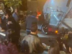 Padre assalito mentre difende le figlie a Napoli in zona Vomero, investito dal camion dei rifiuti: il video