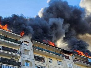 Incendio a Melito di Napoli, in fiamme palazzo di via Po: forse un cortocircuito, evacuata la scuola De Curtis