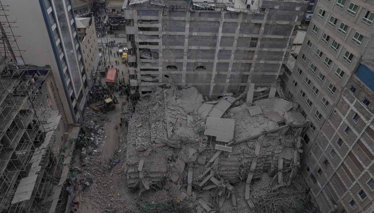 palazzo di 18 piani crollato a nairobi persone sotto le macerie polizia disperde folla coi lacrimogeni da Virgilio.it palazzo di 18 piani crollato a nairobi persone sotto le macerie polizia disperde folla coi lacrimogeni