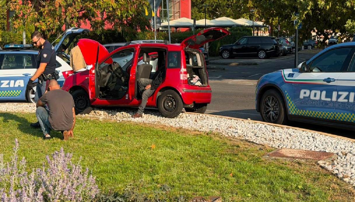 fuga folle a parma ubriaco si schianta con l8217auto e tenta di sparire in un fast food arrestato nel bagno da Virgilio.it fuga folle a parma ubriaco si schianta con l8217auto e tenta di sparire in un fast food arrestato nel bagno