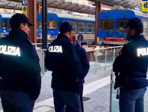 Non ottiene le informazioni che vuole e devasta un ufficio in stazione a Perugia, spranghe contro i ferrovieri