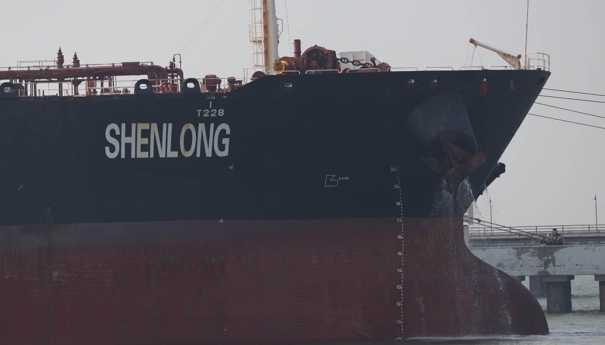 petroliera in fiamme nello stretto di hormuz ha urtato una mina su una rotta non autorizzata da Virgilio.it petroliera in fiamme nello stretto di hormuz ha urtato una mina su una rotta non autorizzata
