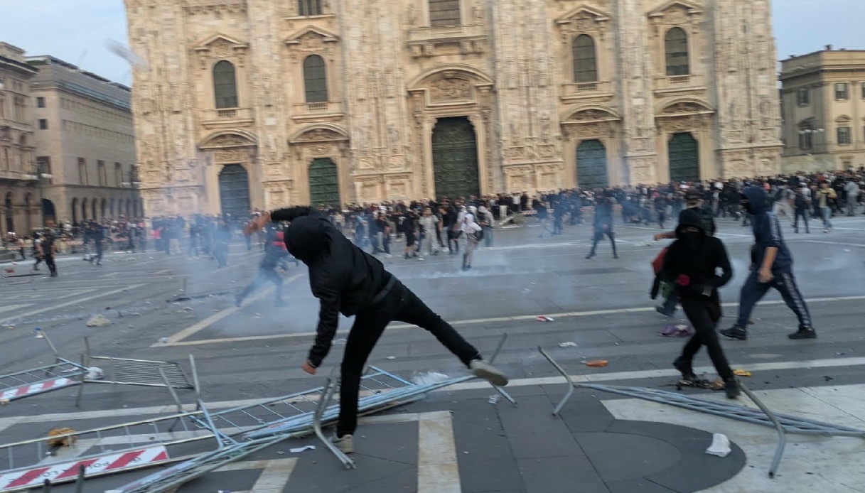 il bilancio di feriti e fermati dopo gli scontri in piazza duomo a milano danni a palazzi storici e metro da Virgilio.it il bilancio di feriti e fermati dopo gli scontri in piazza duomo a milano danni a palazzi storici e metro