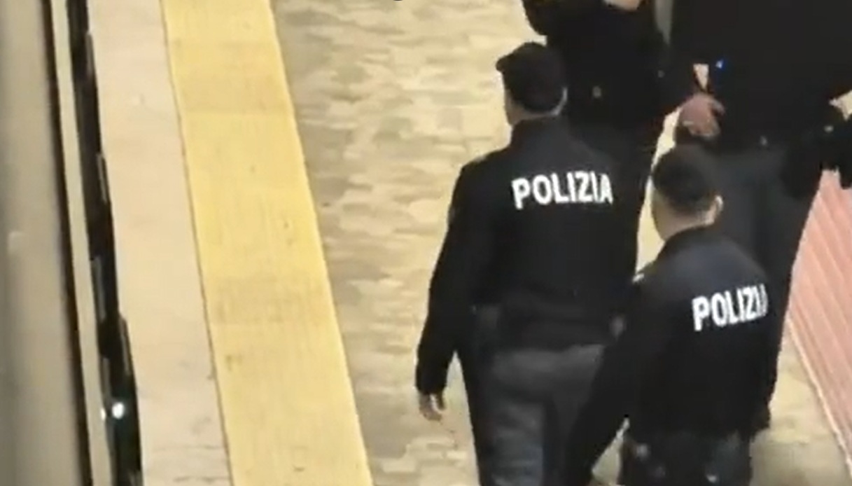 sette borseggiatori arrestati a roma rubavano usando fogli zaini e indumenti intimi da Virgilio.it sette borseggiatori arrestati a roma rubavano usando fogli zaini e indumenti intimi
