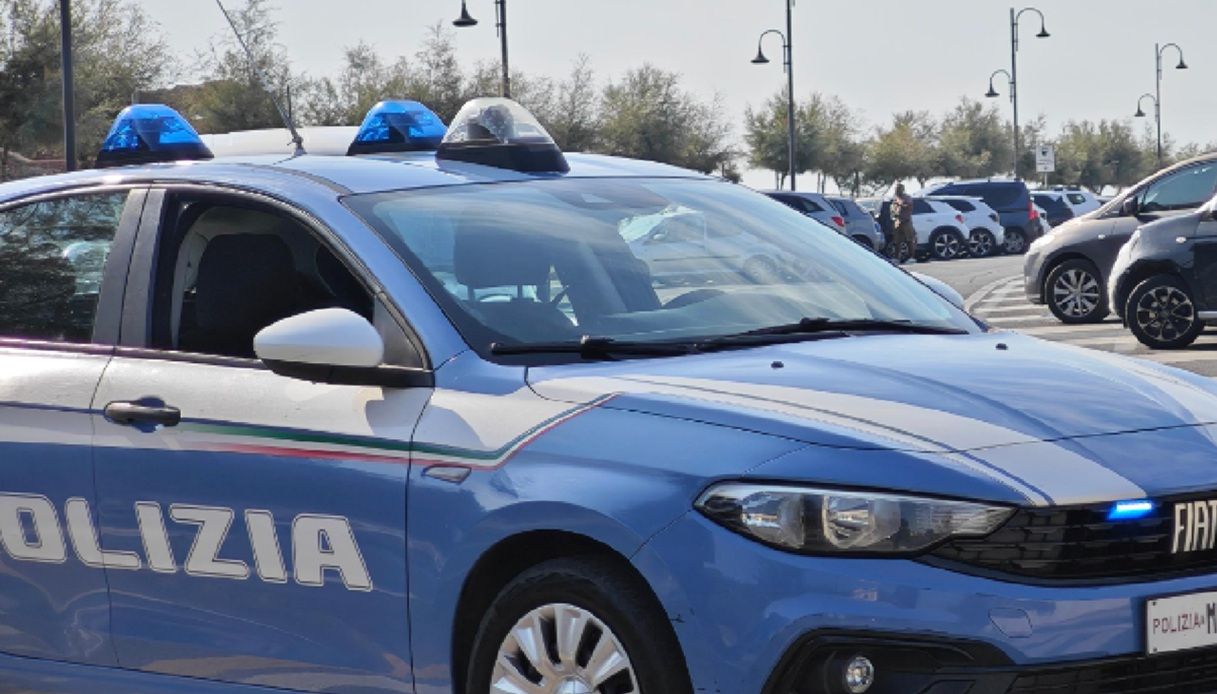 https://wips.plug.it/cips/notizie.virgilio.it/cms/2026/10/polizia-roma-auto.jpg
