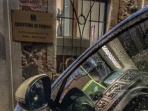 Rapina al supermercato a Ivrea, punta la pistola contro la cassiera e poi vernicia la bici: arrestato