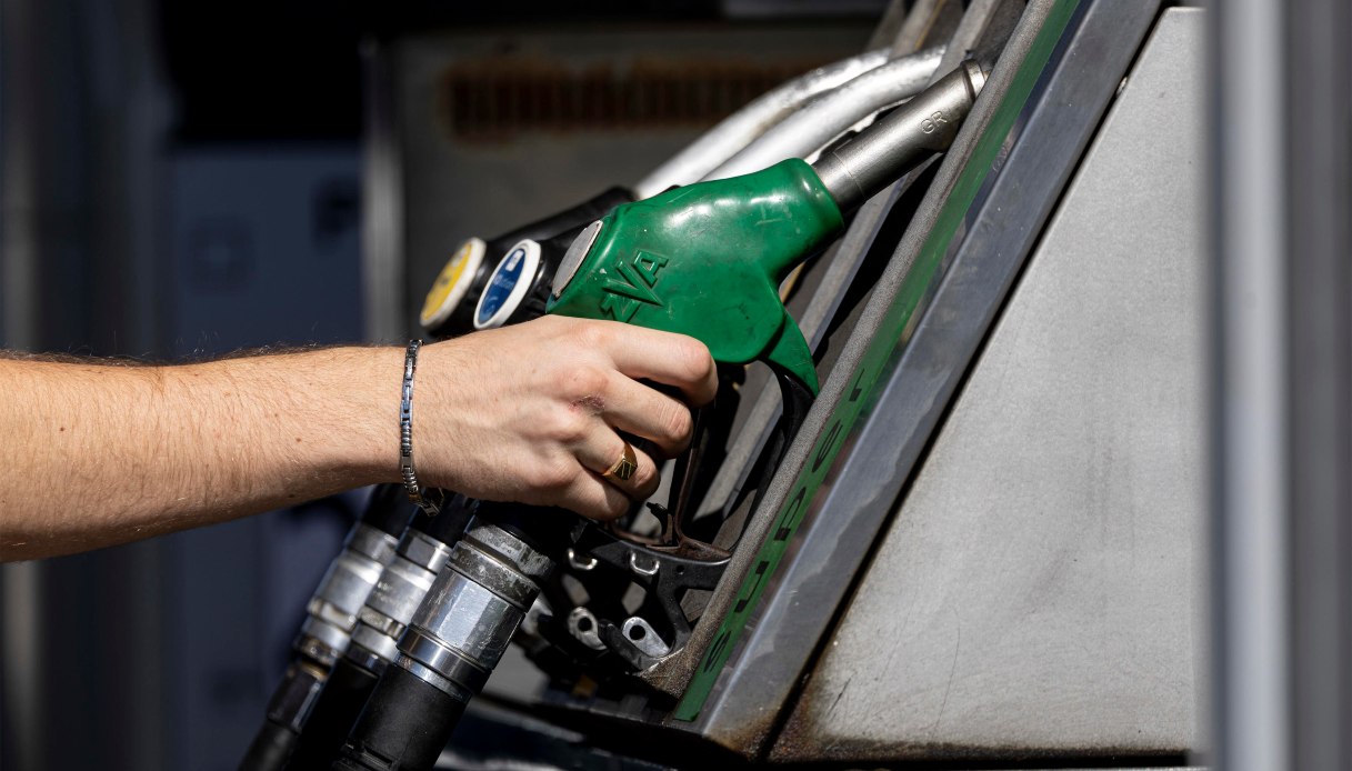 prezzo carburanti diesel torna a salire e sfiora i 23 euro al litro quali sono le pompe dove risparmiare da Virgilio.it prezzo carburanti diesel torna a salire e sfiora i 23 euro al litro quali sono le pompe dove risparmiare