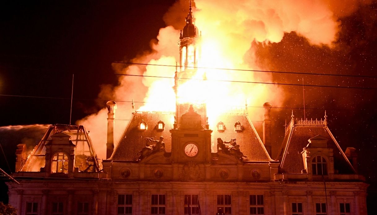 Proteste in Francia, scontri e violenze a Parigi. Oltre 400 fermati, in fiamme m