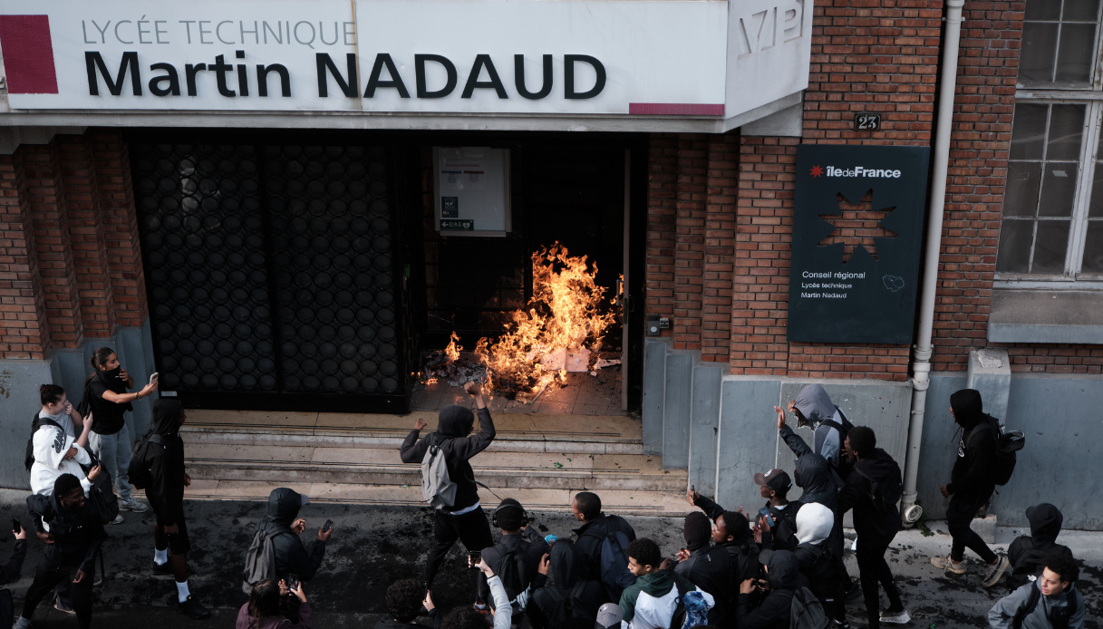 https://wips.plug.it/cips/notizie.virgilio.it/cms/2026/10/protesta-studenti-francia-preside-benzina-marsiglia.png