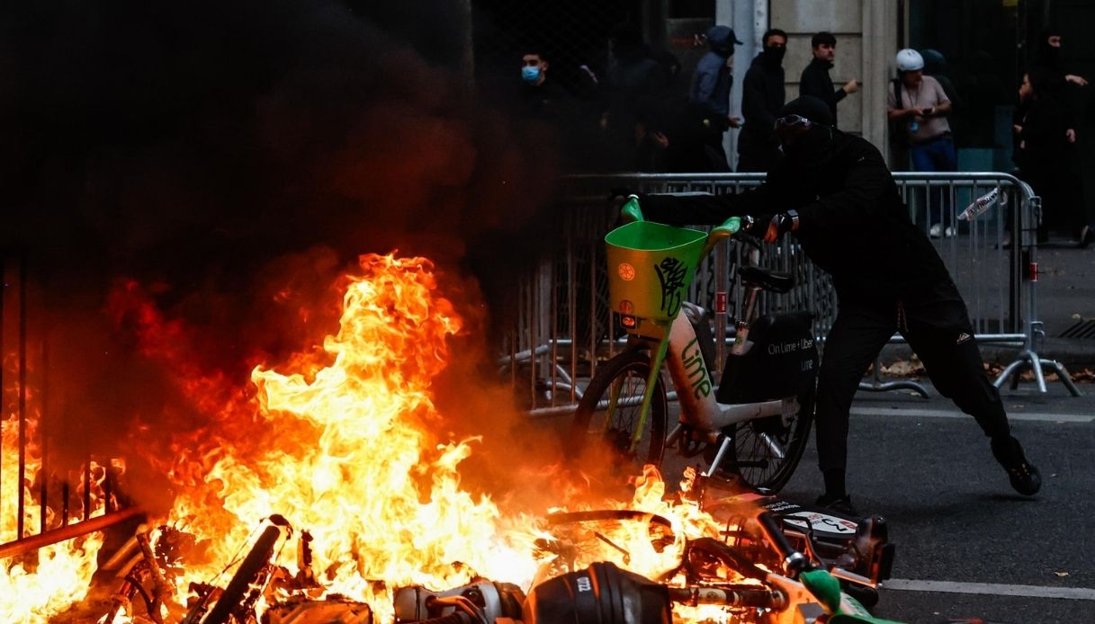 proteste in francia scontri e violenze a parigi oltre 400 fermati in fiamme municipio di limoges da Virgilio.it proteste in francia scontri e violenze a parigi oltre 400 fermati in fiamme municipio di limoges