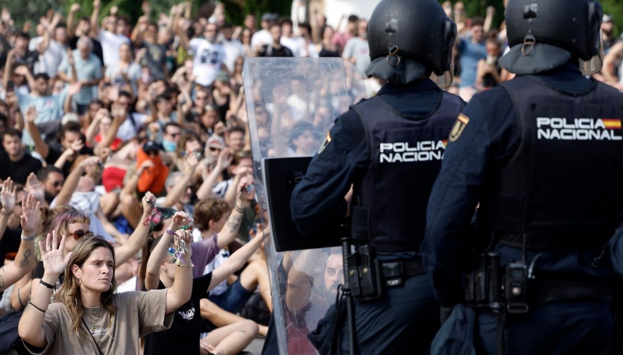 https://wips.plug.it/cips/notizie.virgilio.it/cms/2026/10/proteste-spagna.jpg