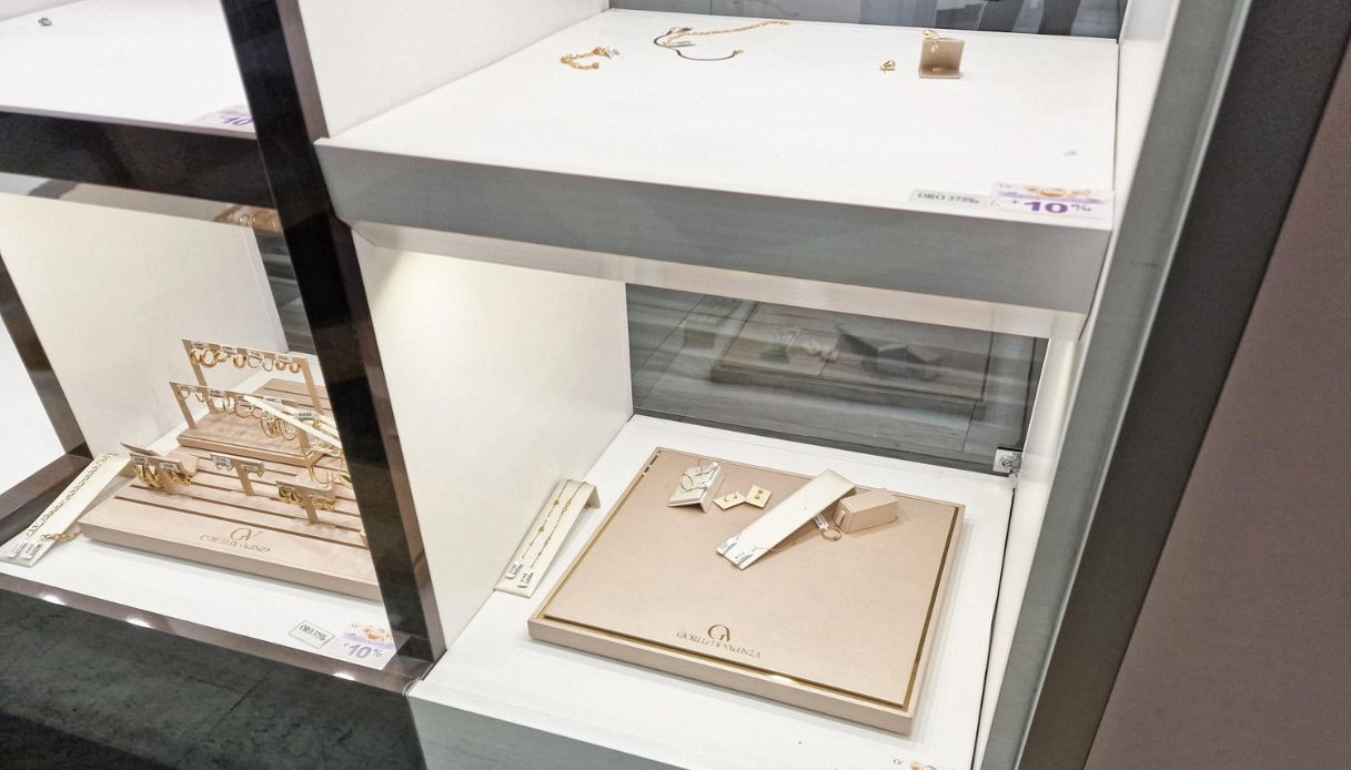 https://wips.plug.it/cips/notizie.virgilio.it/cms/2026/10/rapina-gioielleria-carrara.jpg
