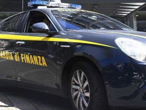 Ristoratore del Verbano nasconde al Fisco 780mila euro, sequestrata una Ferrari oltre a Rolex e contanti