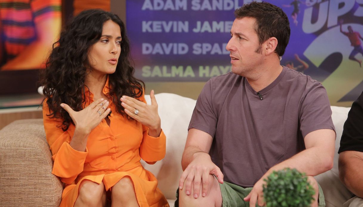 sassi e bottiglie a olbia contro le guardie giurate sul set di un weekend da bamboccioni con sandler e hayek da Virgilio.it sassi e bottiglie a olbia contro le guardie giurate sul set di un weekend da bamboccioni con sandler e hayek