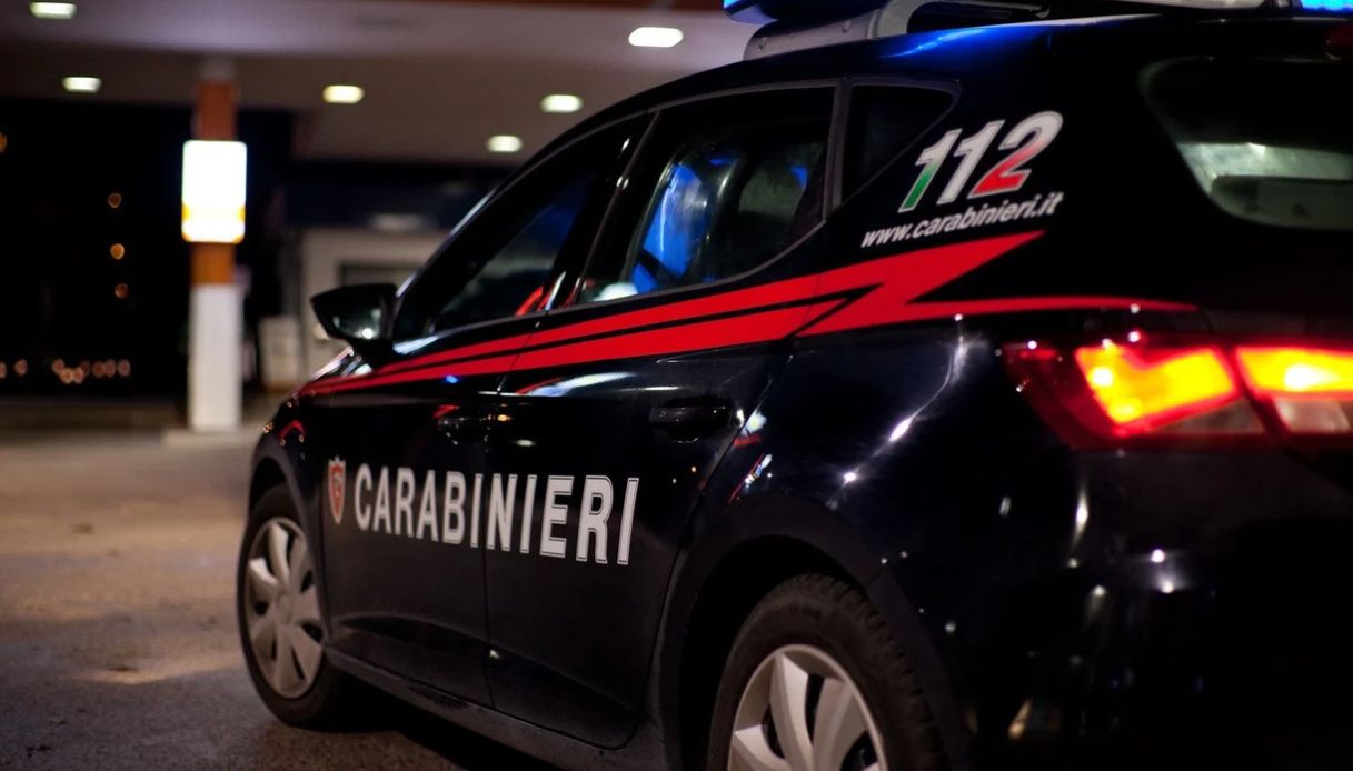 nella bergamasca a scanzorosciate uomo armato si barrica in casa e minaccia di spararsi carabinieri sul posto da Virgilio.it nella bergamasca a scanzorosciate uomo armato si barrica in casa e minaccia di spararsi carabinieri sul posto