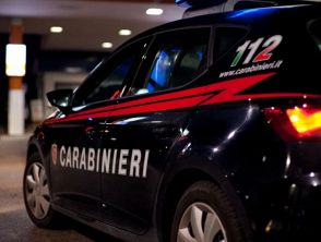 Nella Bergamasca a Scanzorosciate uomo armato si barrica in casa e minaccia di spararsi, carabinieri sul posto