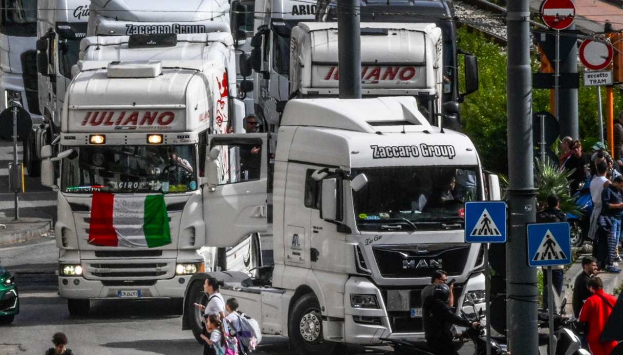 sciopero autotrasportatori blocchi tir rimossi in campania chi resta rischia reclusione e multe da 1000 euro da Virgilio.it sciopero autotrasportatori blocchi tir rimossi in campania chi resta rischia reclusione e multe da 1000 euro