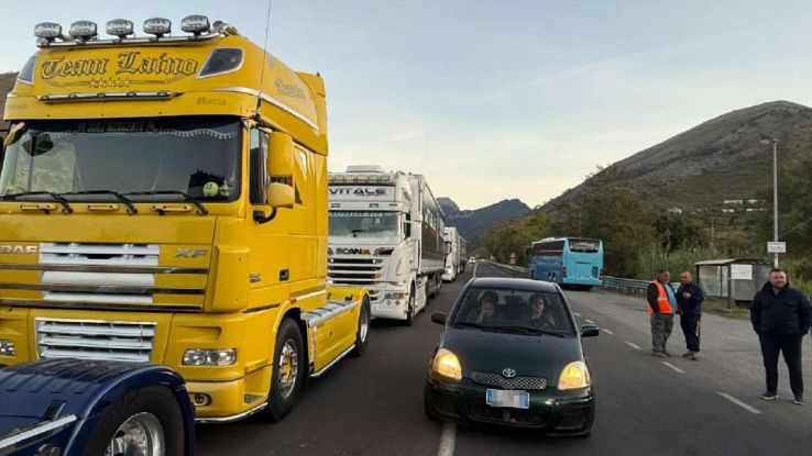 Revocato il fermo dei Tir in Sicilia, stop dopo il confronto con Matteo ...