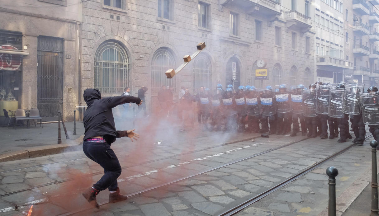 scontri a milano torino e bologna dove i cortei contro il caro vita si sono trasformati in guerriglia urbana da Virgilio.it scontri a milano torino e bologna dove i cortei contro il caro vita si sono trasformati in guerriglia urbana