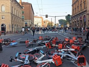 Bologna, scontri davanti alla stazione durante manifestazione contro il caro-vita