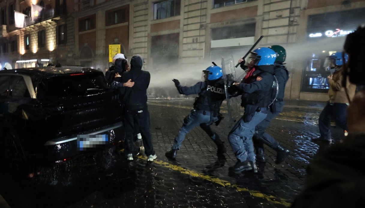 scontri a roma al corteo non autorizzato al colosseo bottiglie e petardi contro la polizia cariche e idranti da Virgilio.it scontri a roma al corteo non autorizzato al colosseo bottiglie e petardi contro la polizia cariche e idranti