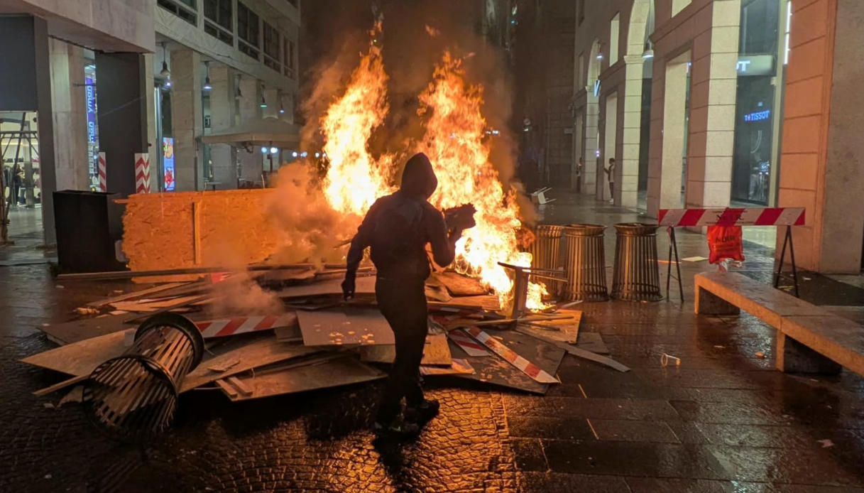 Scontri a Milano in Piazza Duomo che viene evacuata: sassi sulla polizia, in ris