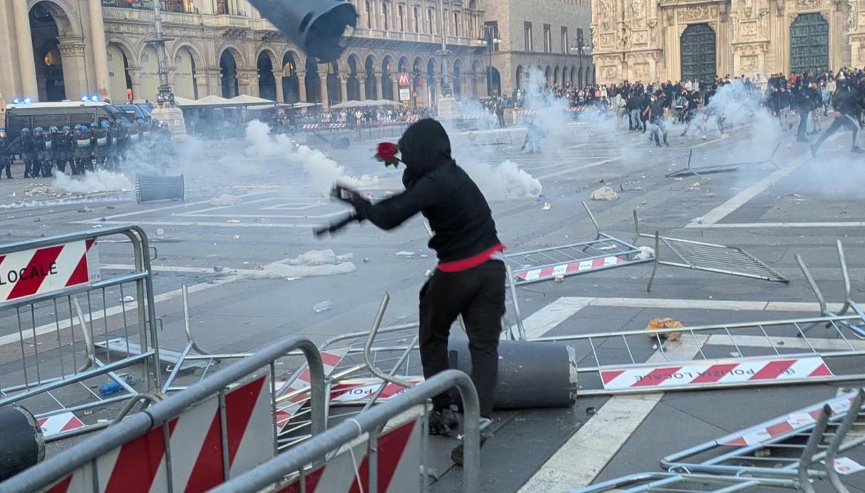 scontri a milano in piazza duomo che viene evacuata sassi sulla polizia in risposta cariche e lacrimogeni da Virgilio.it scontri a milano in piazza duomo che viene evacuata sassi sulla polizia in risposta cariche e lacrimogeni