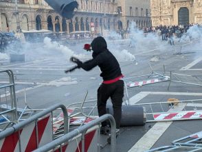 Scontri a Milano in Piazza Duomo che viene evacuata: sassi sulla polizia, in risposta cariche e lacrimogeni