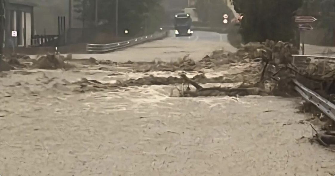 tempesta adam colpisce l italia pioggia e allagamenti da nord a sud esonda il fiume amaseno da Virgilio.it tempesta adam colpisce l italia pioggia e allagamenti da nord a sud esonda il fiume amaseno