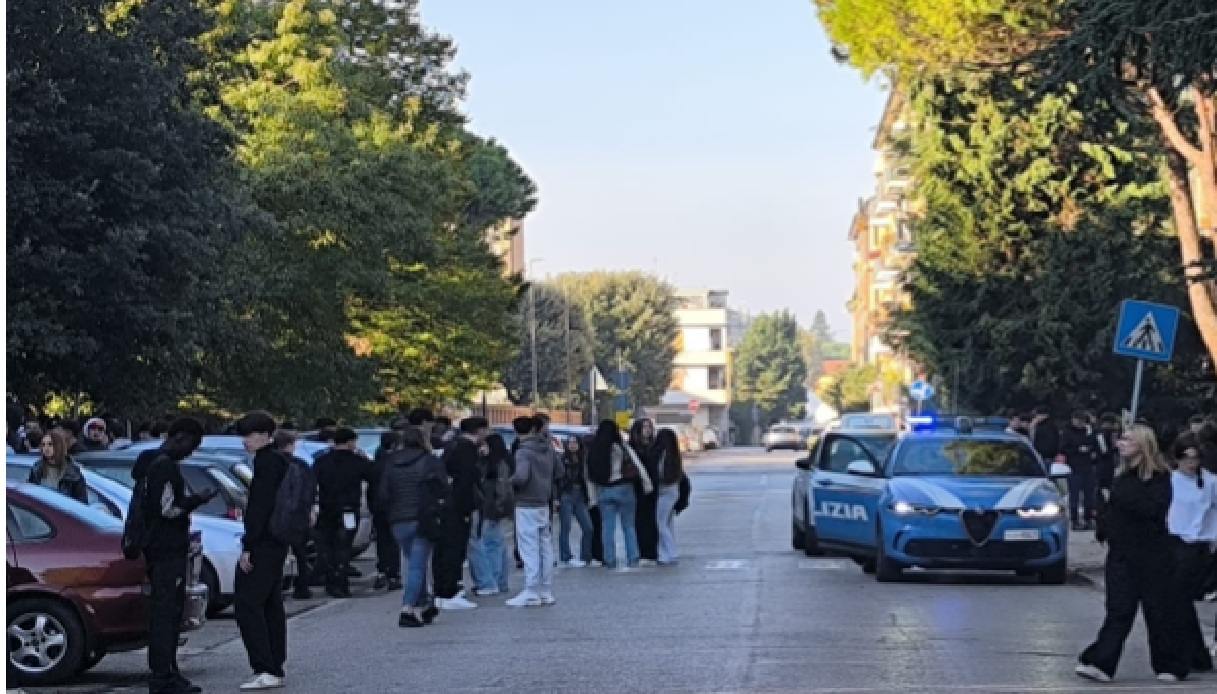 cappuccio in testa e coltello nei pantaloni vicino alla scuola callegari di ravenna denunciato minorenne da Virgilio.it cappuccio in testa e coltello nei pantaloni vicino alla scuola callegari di ravenna denunciato minorenne
