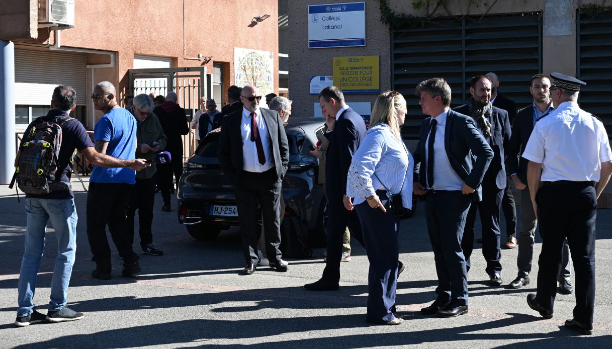 https://wips.plug.it/cips/notizie.virgilio.it/cms/2026/10/studente-fucile-scuola-aubagne-francia.jpg