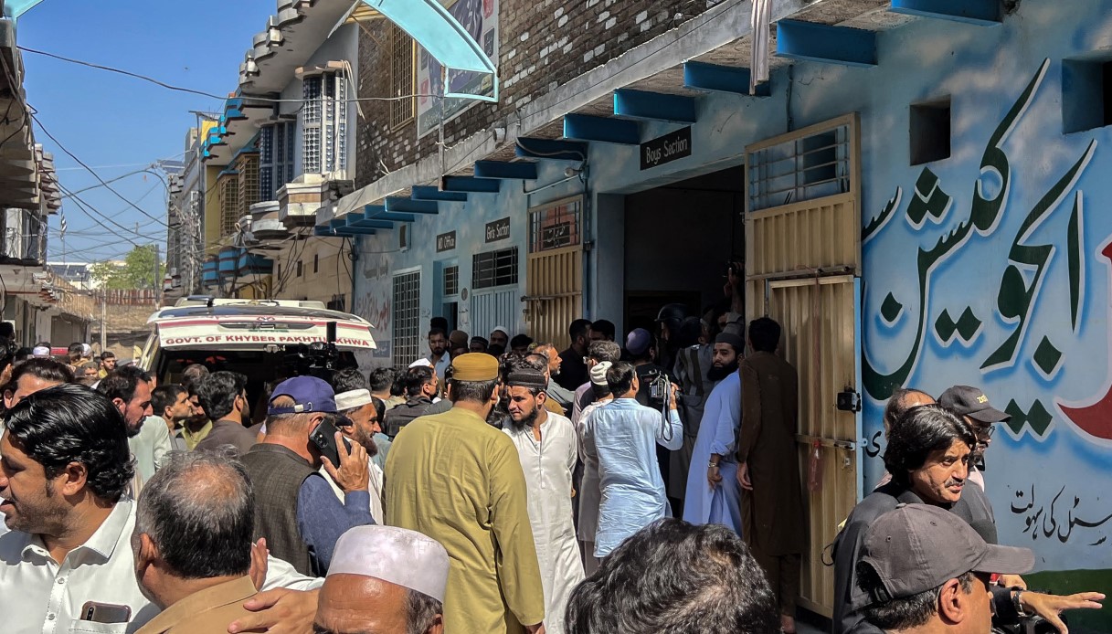 tetto della scuola crollato a peshawar in pakistan almeno 28 morti quasi tutti bambini tra 7 e 12 anni da Virgilio.it tetto della scuola crollato a peshawar in pakistan almeno 28 morti quasi tutti bambini tra 7 e 12 anni