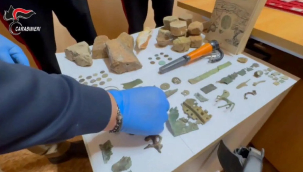 tombaroli a caccia di tesori in pianura padana sequestrati centinaia di reperti archeologici e monete antiche da Virgilio.it tombaroli a caccia di tesori in pianura padana sequestrati centinaia di reperti archeologici e monete antiche