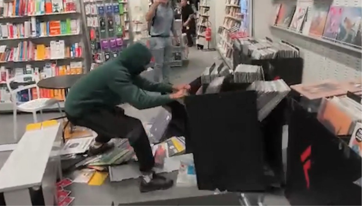 scontri a torino manifestazione contro caro vita si trasforma in guerriglia assalto a libreria feltrinelli da Virgilio.it scontri a torino manifestazione contro caro vita si trasforma in guerriglia assalto a libreria feltrinelli