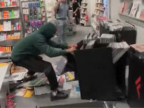 Scontri a Torino, manifestazione contro caro vita si trasforma in guerriglia: assalto a libreria Feltrinelli