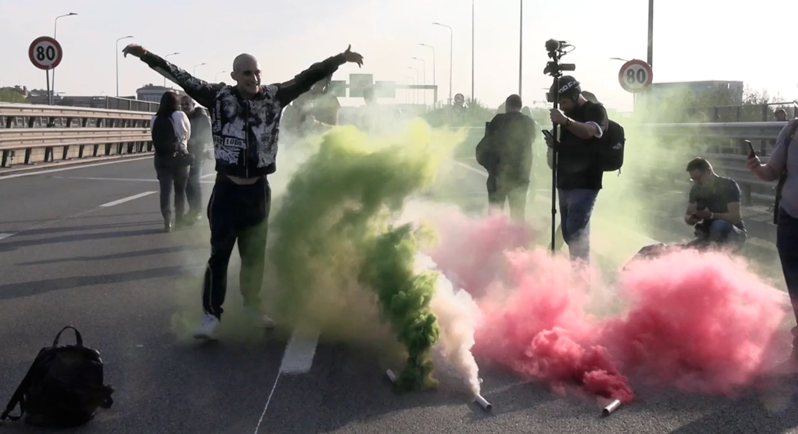 trapper registra videoclip sulla tangenziale est di milano bloccata dai manifestanti la protesta diventa set da Virgilio.it trapper registra videoclip sulla tangenziale est di milano bloccata dai manifestanti la protesta diventa set