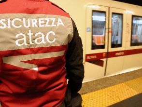 Ragazzo travolto dalla metro A di Baldo degli Ubaldi a Roma, morto in ospedale dopo essere stato estratto vivo
