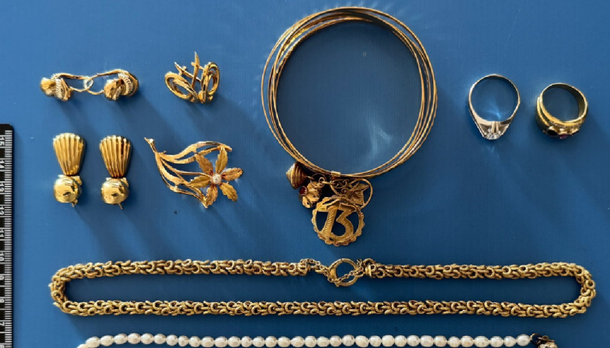 truffa dell8217oro a un821789enne a pralungo il finto carabiniere scoperto e arrestato aveva un tesserino falso da Virgilio.it truffa dell8217oro a un821789enne a pralungo il finto carabiniere scoperto e arrestato aveva un tesserino falso