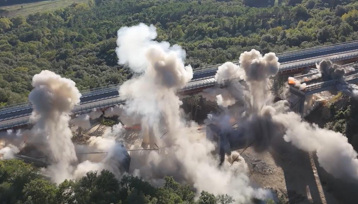 grosseto siena il viadotto calcinaia demolito con l8217esplosivo il video delle impressionanti detonazioni da Virgilio.it grosseto siena il viadotto calcinaia demolito con l8217esplosivo il video delle impressionanti detonazioni