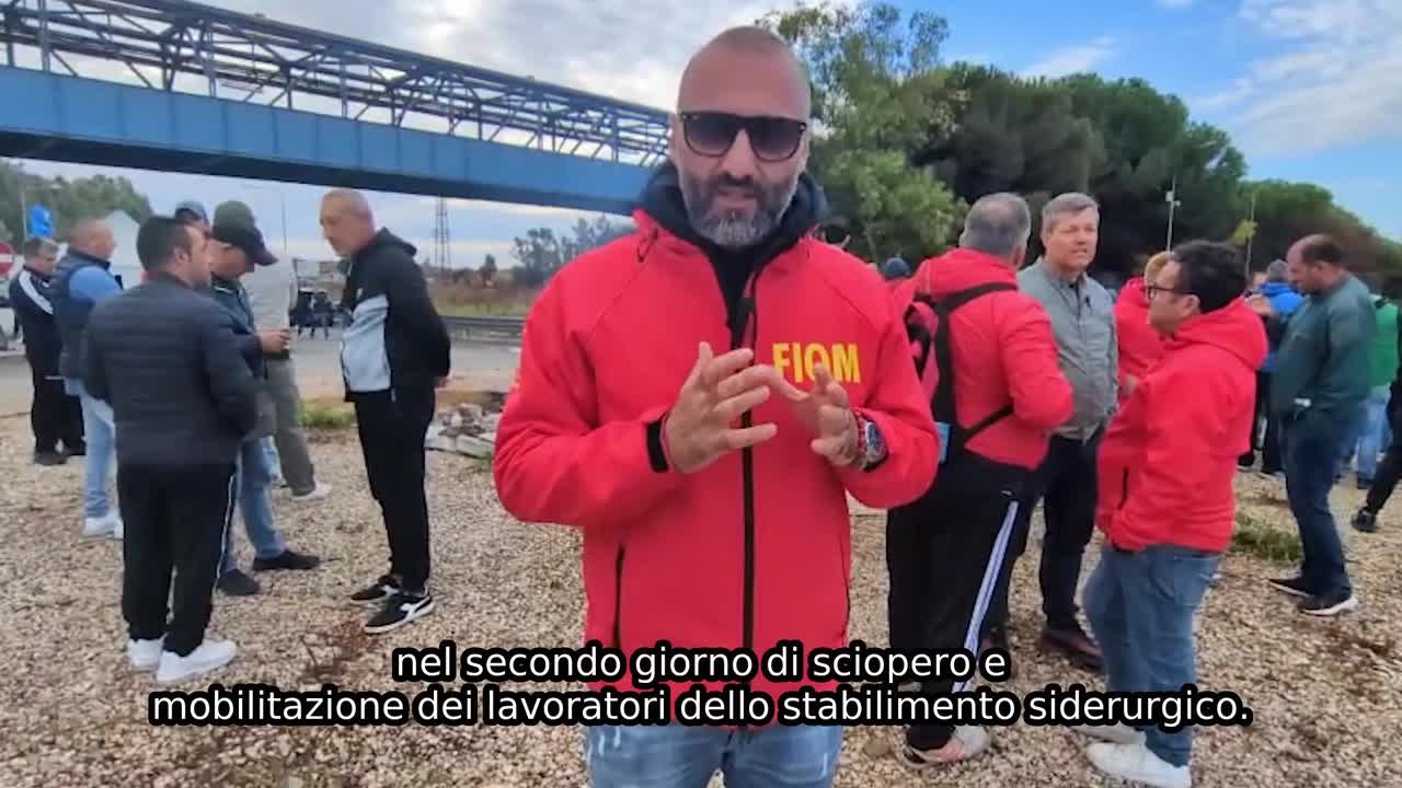 Ex Ilva, sciopero a oltranza e striscioni dei figli degli operai: "Papà, la tua 
