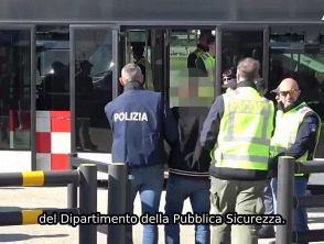 Italia, 13 stranieri imbarcati su un volo charter e rimpatriati con Frontex: i dettagli dell’operazione