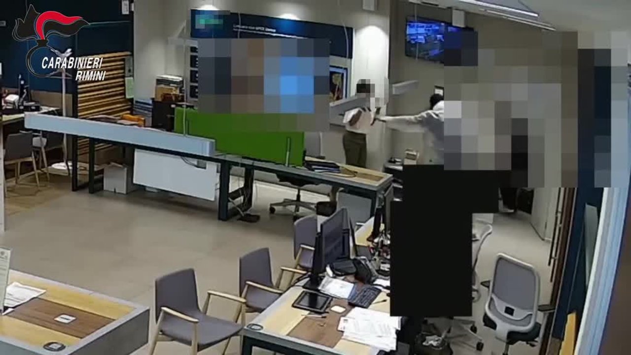 Assalto alla banca BPER a Riccione e 220mila euro rubati, fermata la banda dei finti imbianchini