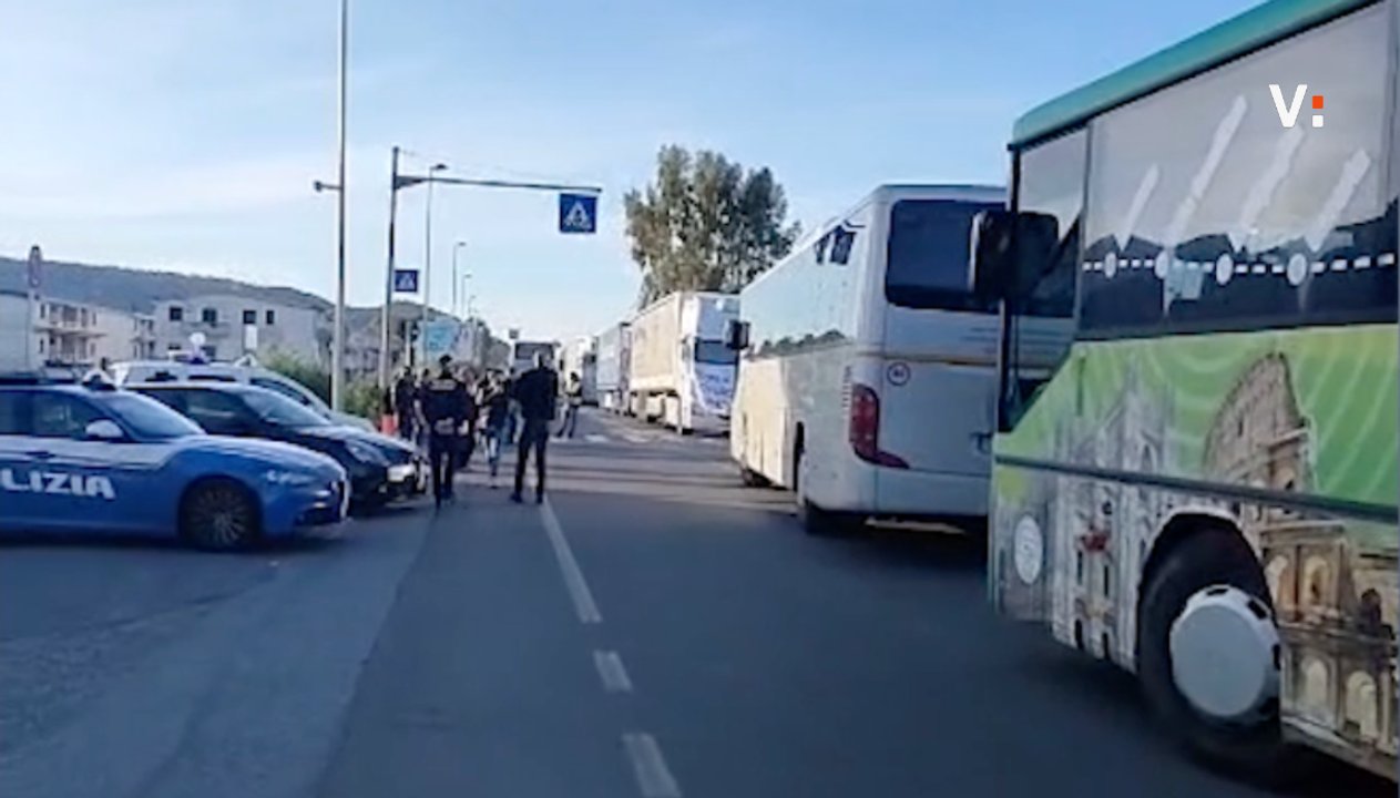 sciopero tir nel sud italia autotrasportatori protestano contro il caro carburanti iniziati i blocchi da Virgilio.it sciopero tir nel sud italia autotrasportatori protestano contro il caro carburanti iniziati i blocchi