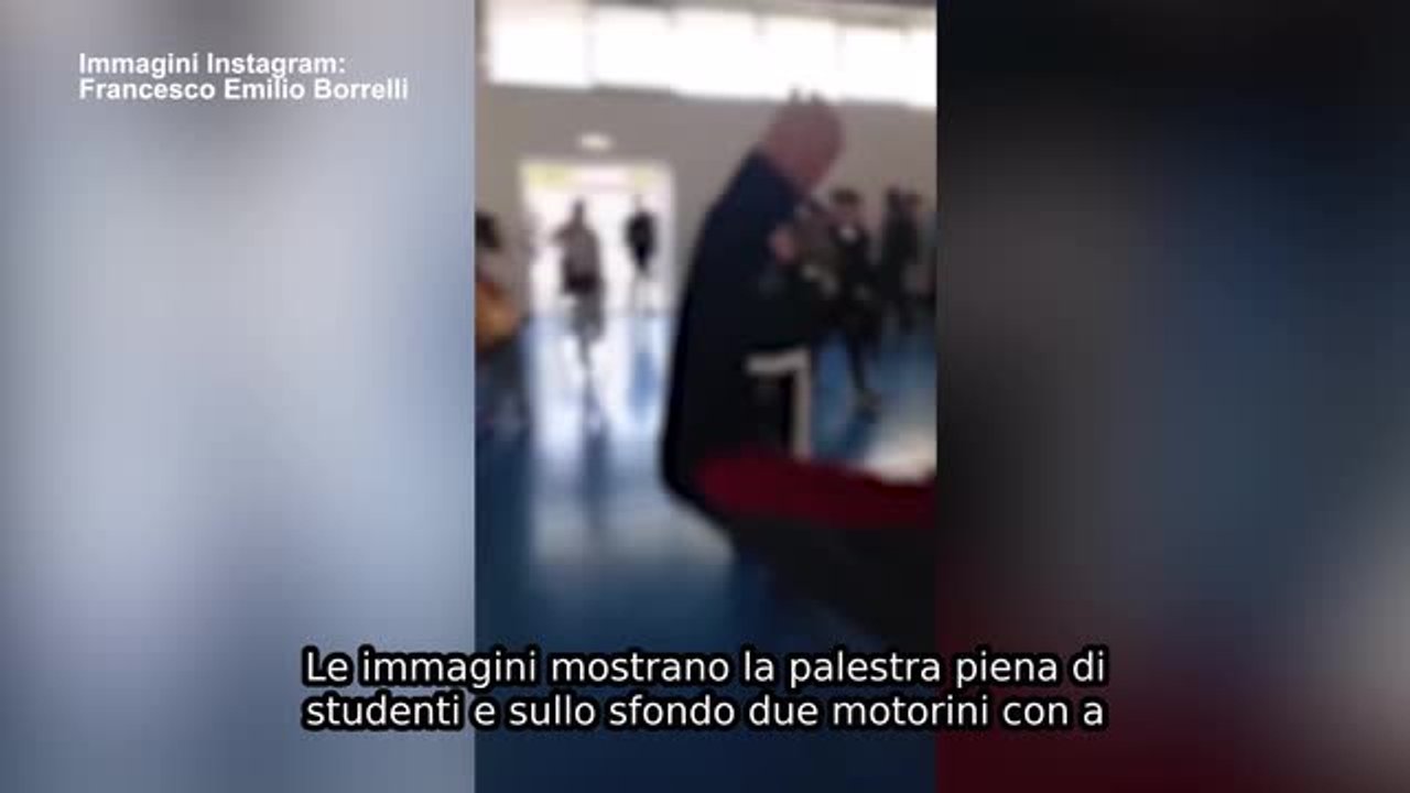 Motorini nella palestra appena rinnovata della scuola occupata a Napoli, giri tra applausi e clacson