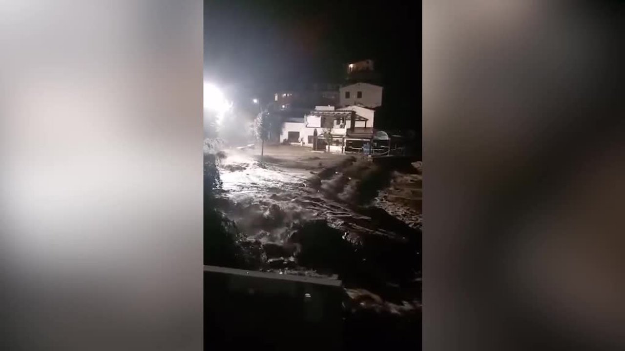 Maltempo sull'Isola d'Elba, a Patresi la pioggia crea una spiaggia e seppellisce
