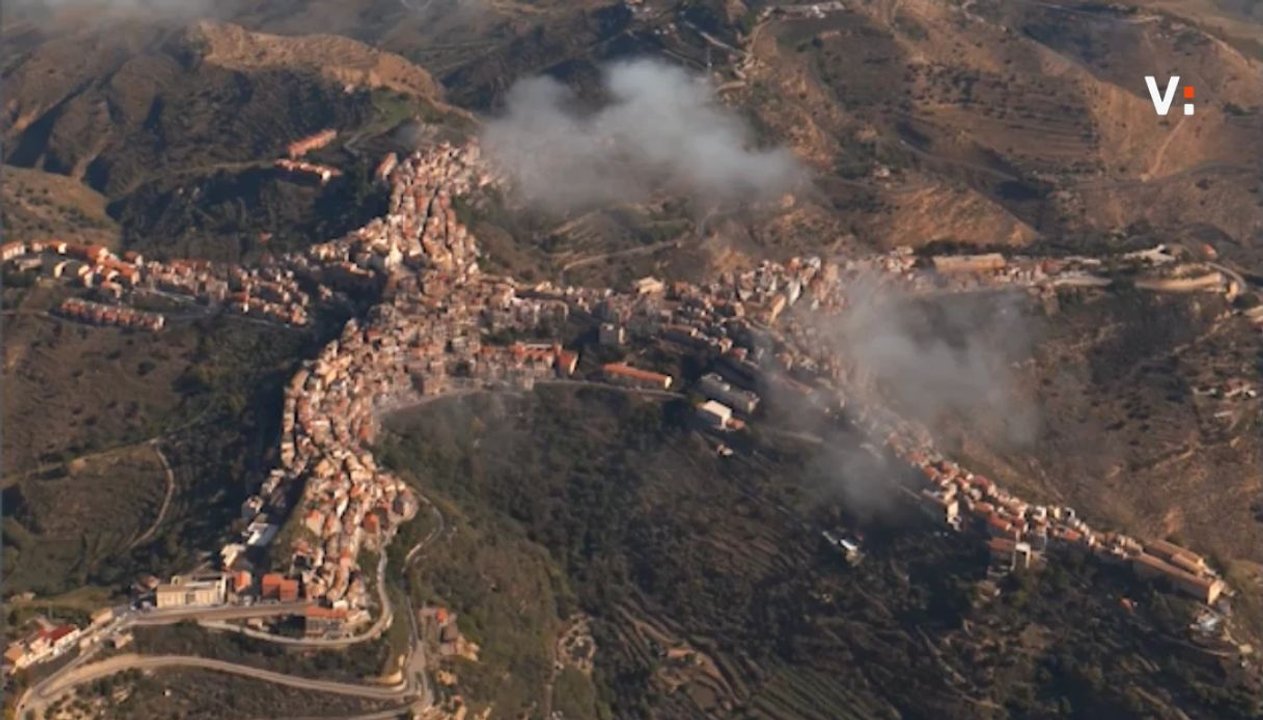 centuripe il borgo in sicilia a forma di essere umano il gigante disteso alle porte di enna visto dal cielo da Virgilio.it centuripe il borgo in sicilia a forma di essere umano il gigante disteso alle porte di enna visto dal cielo