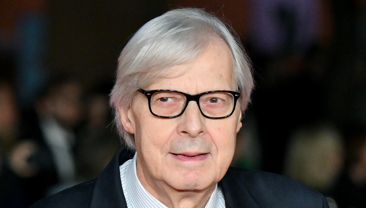 Vittorio Sgarbi ancora ricoverato in terapia intensiva ma ha cominciato a parlare dopo la tracheostomia